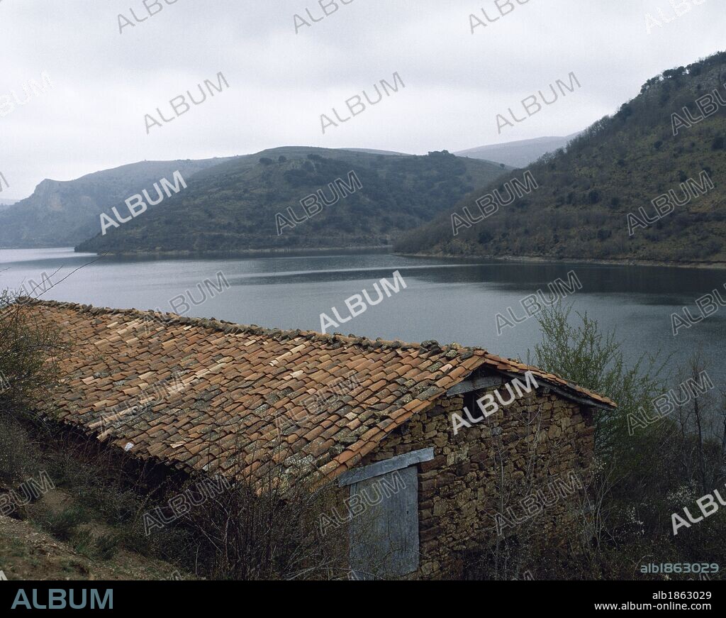 LA RIOJA. MANSILLA. Detalle de una típica construcción de la comarca junto a las aguas del RIO NAJERILLA, en el EMBALSE DE MANSILLA. España.