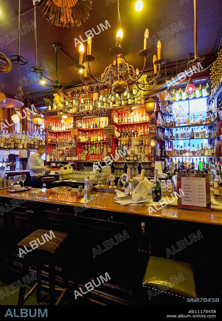 Interior view of the Canny Man's Pub, Edinburgh, Lothian, Scotland, United Kingdom, Europe.