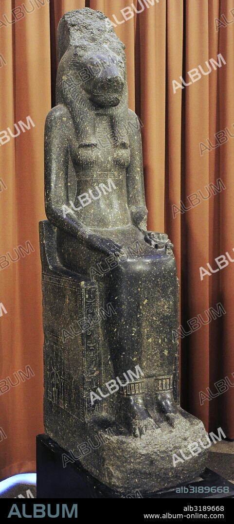 Arte Egipcio. Egipto. Estatua de la diosa Sekhmet-Mut representada con rostro de leona y sentada. Mediados siglo XIV a. C. Granito negro. Imperio Nuevo. Dinastía 18. The State Hermitage Museum. San Petersburgo. Rusia.
