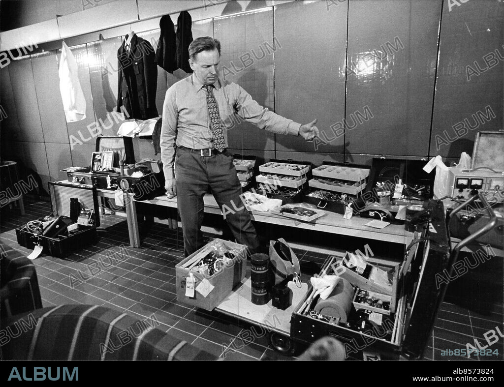 Stockholm 1977-04-05. Operation Leo, namn på en planerad kidnappning av statsrådet Anna-Greta Leijon som leddes av den tyske terroristen Norbert Kröcher. Operationen ansågs vara en hämndaktion då Leijon ansvarat för utvisningen av de fem överlevande terroristerna från Västtyska ambassaddramat i Stockholm två år tidigare. Säkerhetspolisen avslöjade planerna och såväl tyska som svenska medborgare dömdes för brotten. BILDEN: Kriminalinspektör Assar Karlström visar en del av den utrustning som anträffades i terroristernas högkvarter i Rinkeby. Foto: Gunnar Lantz / SvD / TT / kod 12014.