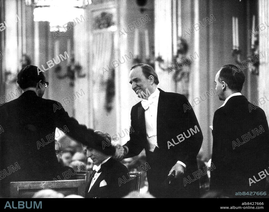 Stockholm 1977-12-20. Regissören Ingmar Bergman får Svenska akademiens stora pris av Karl Ragnar Gierow. Foto: Leif R Jansson / Svenskt Pressfoto / TT / kod 20360.