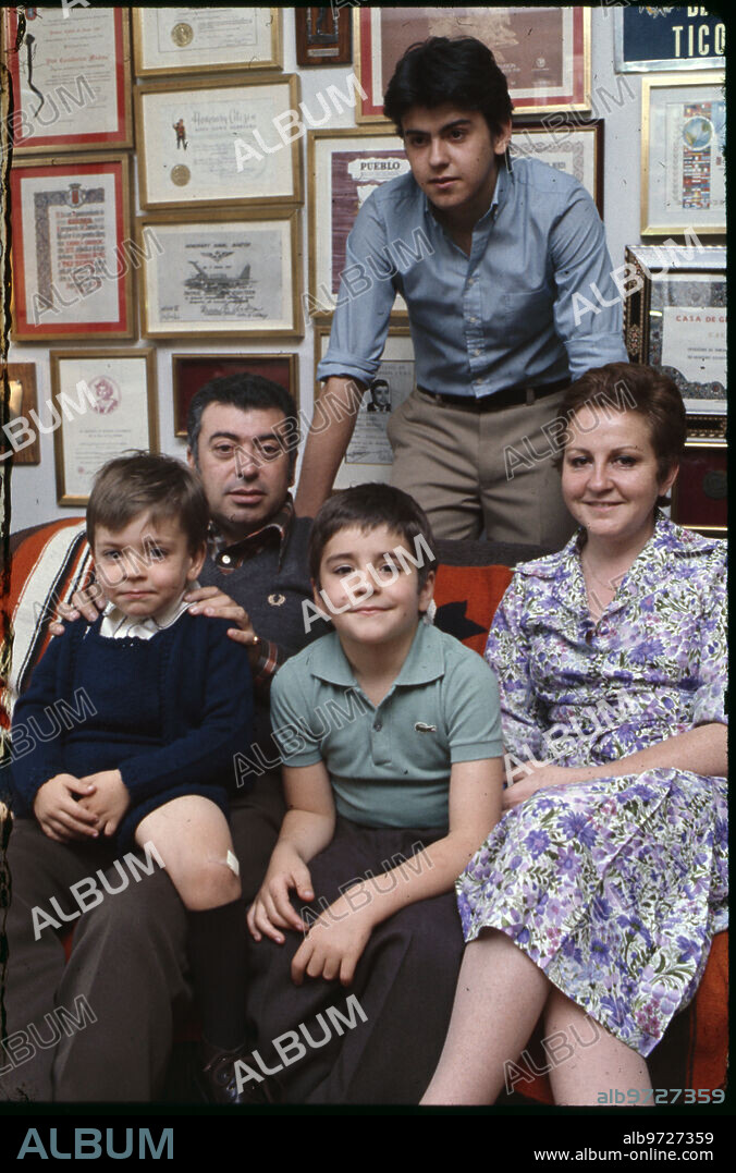 Madrid, julio de 1977. Entrevista al periodista Tico Medina en su residencia madrileña con motivo de su designación como corresponsal de Televisión Española y de la Agencia Efe en México para cubrir toda la información relativa a Centroamérica. En la imagen, la familia del periodista. Su mujer y sus hijos. José, de dieciocho años; Salvador, de seis, y Nacho, de dos. Falta Tico, el mayor. Todos irán a México con Tico Medina.