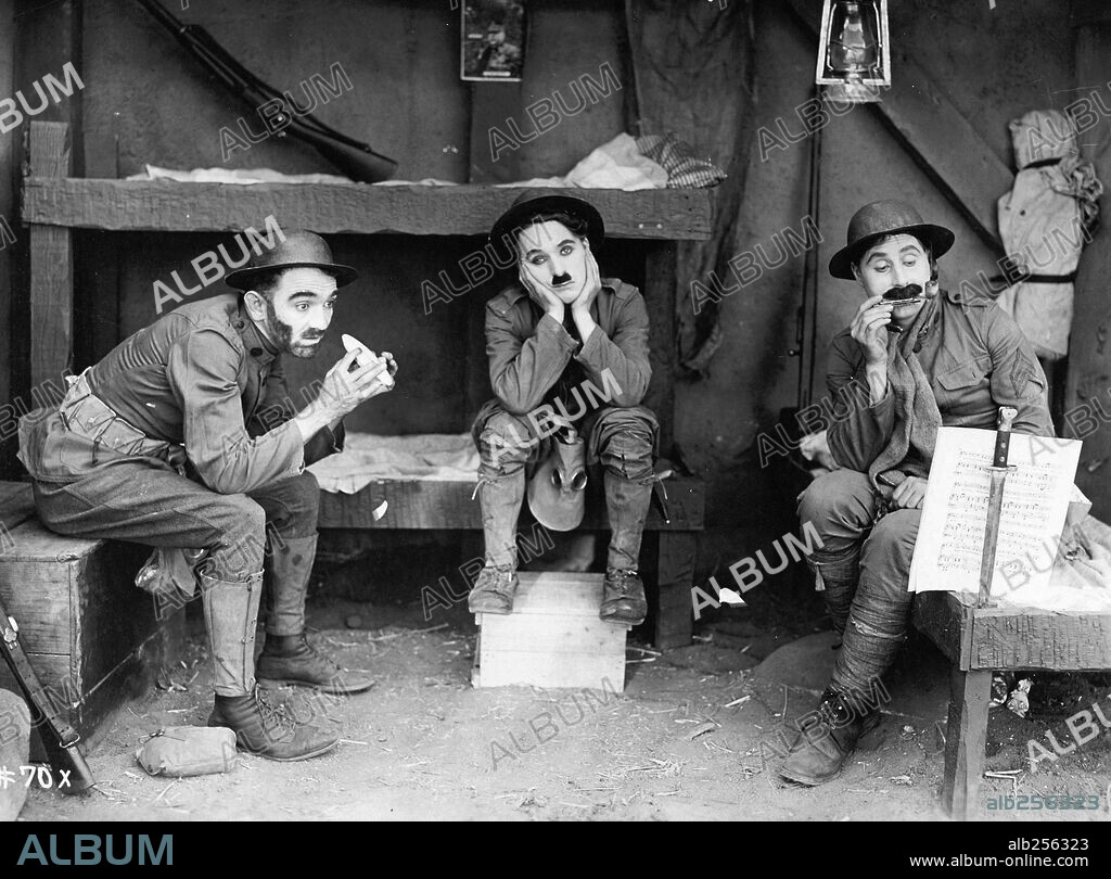 CHARLIE CHAPLIN en ARMAS AL HOMBRO!, 1918 (SHOULDER ARMS), dirigida por CHARLES CHAPLIN. Copyright FIRST NATIONAL.
