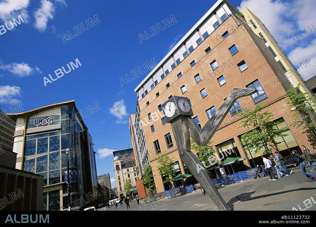 Langs Hotel and the Clyde Clock, Glasgow, Scotland, United Kingdom, Europe.
