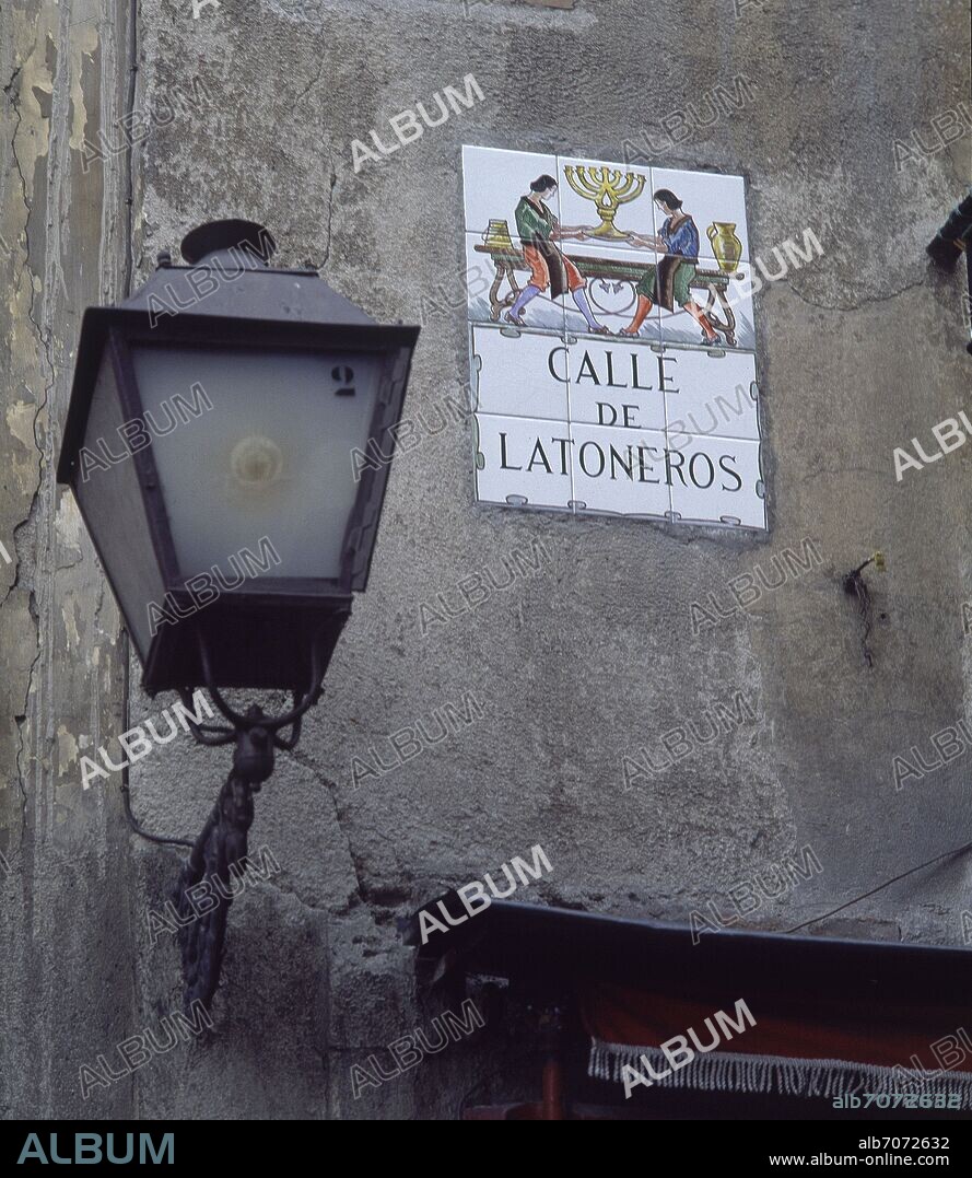 PLACA CON EL NOMBRE DE LA CALLE DE LATONEROS.