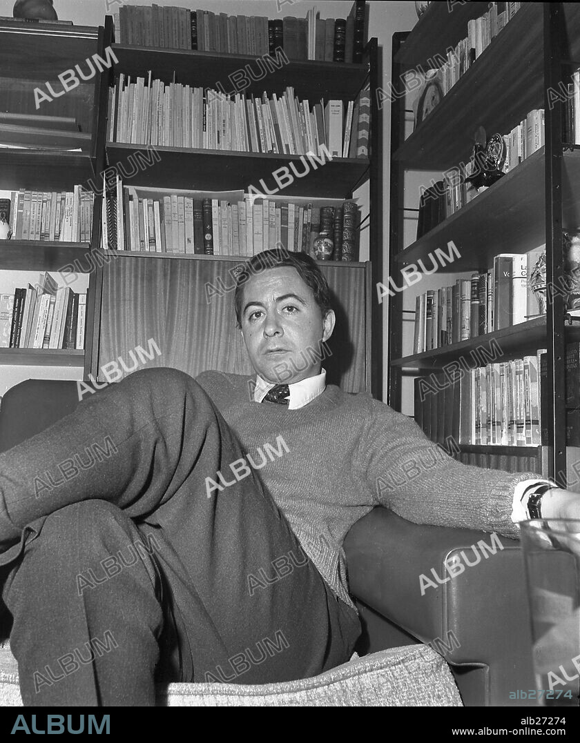 El poeta español Claudio Rodríguez retratado en su casa de Madrid el año 1970.