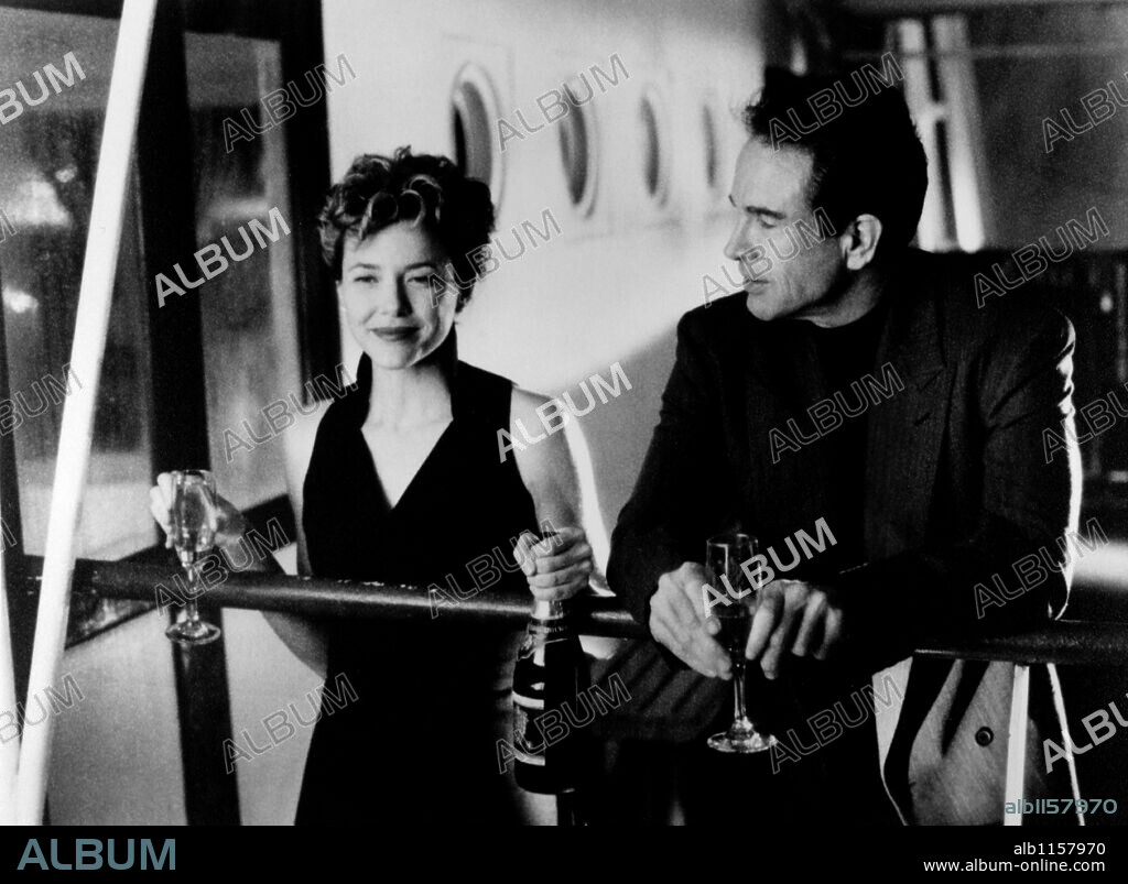 ANNETTE BENING and WARREN BEATTY in LOVE AFFAIR, 1994, directed by GLENN GORDON CARON. Copyright WARNER BROTHERS.