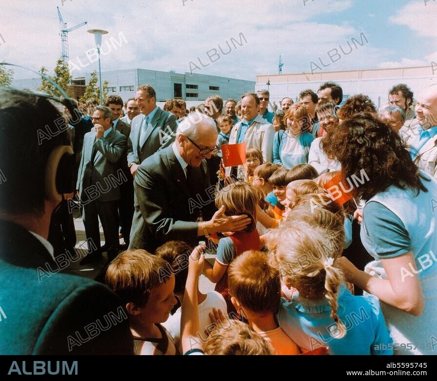 Honecker, Erich. German politician (General Secretary of the Central Commiteeof the Socialist Unity Party, leader of the GDR); Wiebelskirchen / Saar. 25.8.1912 - Santiago de Chile 29.5.1994.- Honecker visiting the "VEB Mikorelektronik Karl Marx" in Erfurt, Germany; Honecker thanking children from the company's Kindergarten for their rendition of a song. Photo, 22nd May 1986.
