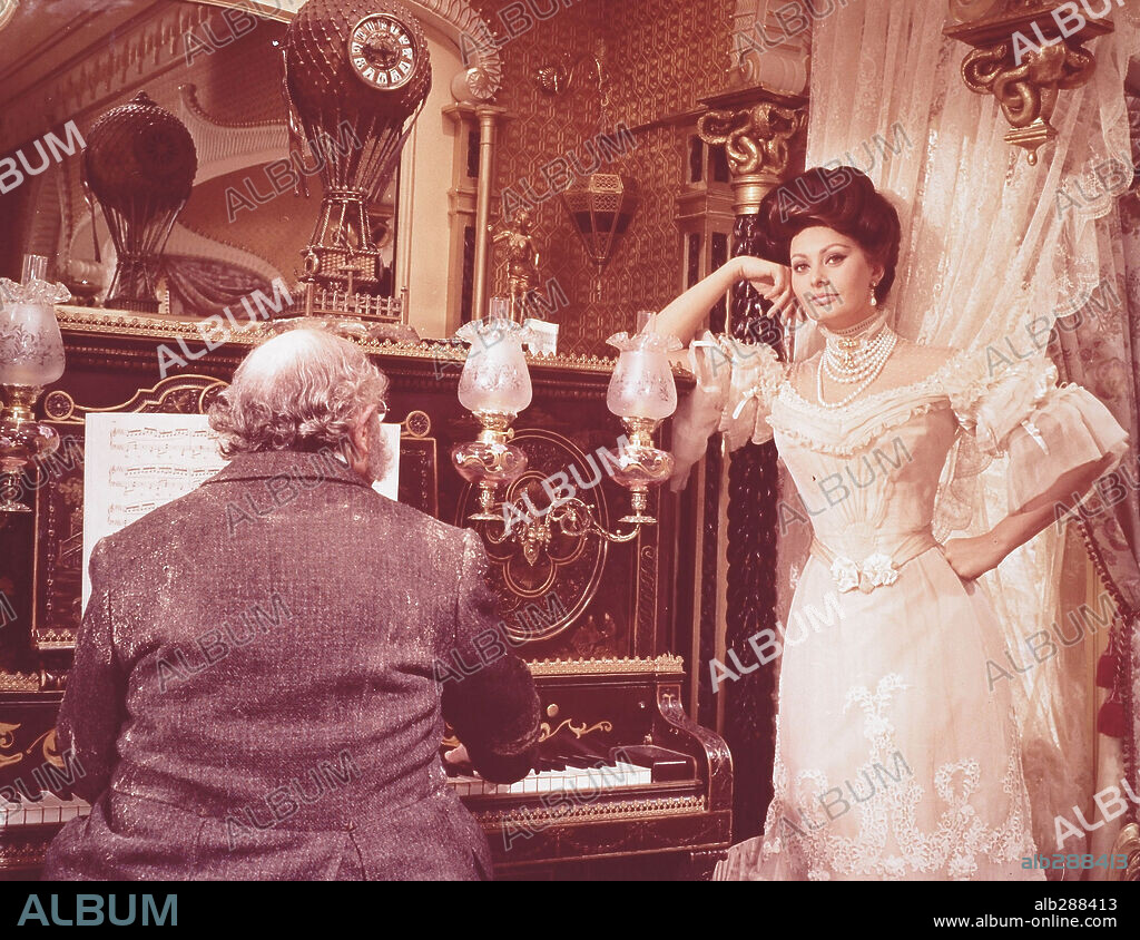 SOPHIA LOREN dans LADY L, 1965, réalisé par PETER USTINOV. Copyright M.G.M.