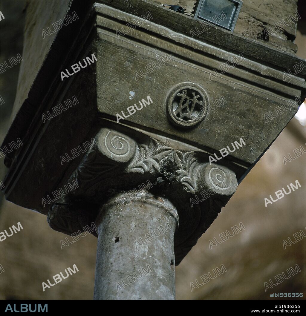 ARTE BIZANTINO. TURQUIA. Detalle de un CAPITEL BIZANTINO con el MONOGRAMA DE JUSTINIANO Y TEODORA. IGLESIA DE SANTA IRENE. ESTAMBUL. Turquía.