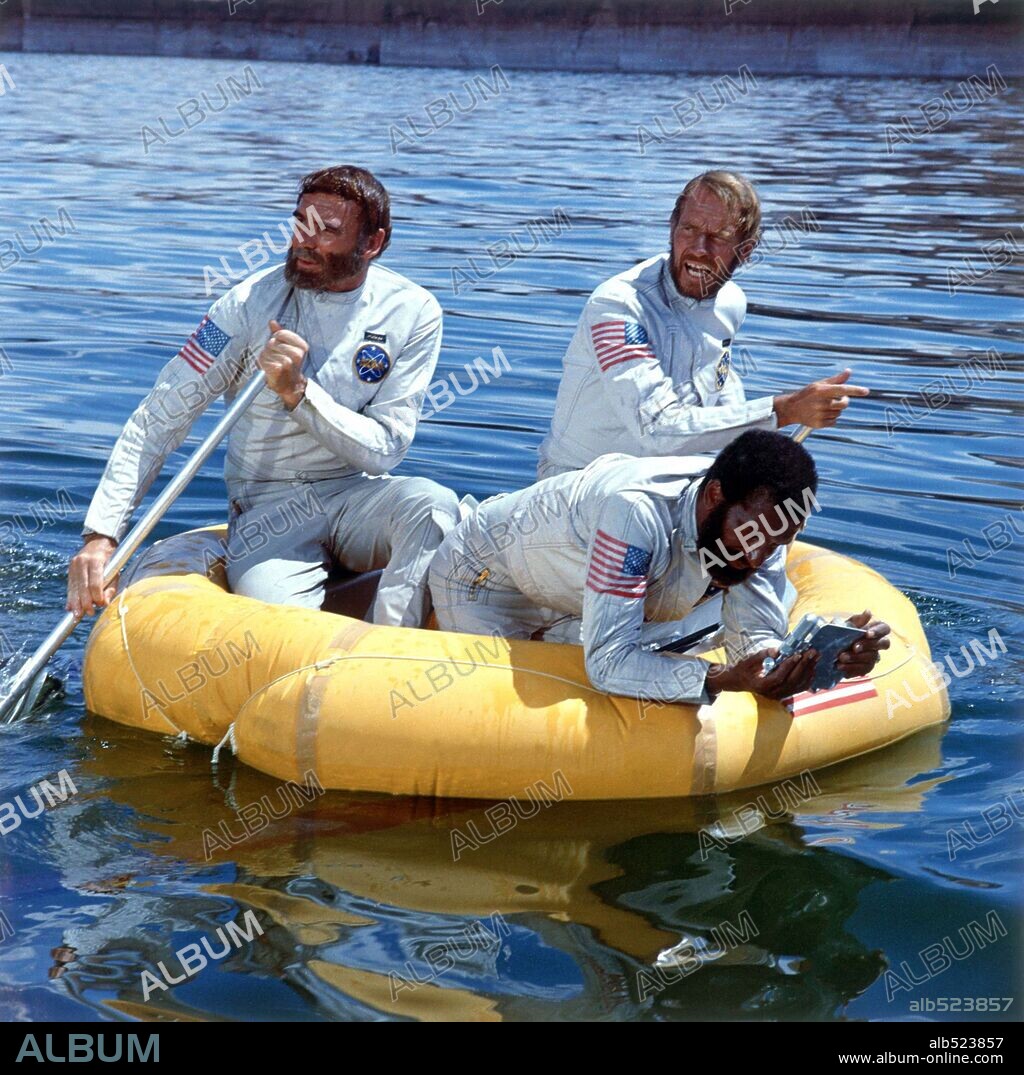 CHARLTON HESTON, JEFF BURTON and ROBERT GUNNER in PLANET OF THE APES, 1968, directed by FRANKLIN J. SCHAFFNER. Copyright 20TH CENTURY FOX.