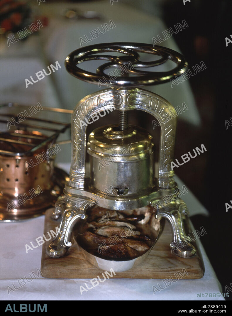 COCINA - PRENSA PARA SACAR EL JUGO DE LOS HUESOS DEL PATO.