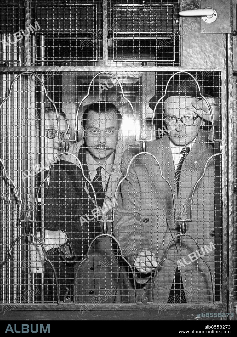 Orig. bildtext... Kvällsjournalisterna fr.v. Harry Gedahl AT, Gösta Ollén Expressen och Carro Bergqvist AB medverkade i P2 den 3 maj-56 i Radion jagar nuet. Not. Radiolokaler aktualitetsavd. Diverse Låda 5 Anm. Trio Galler Hantag CD503 persons: CARRO BERGQVIST;GÖSTA OLLÉN;HARRY GEDAHL sites: SVERIGE.