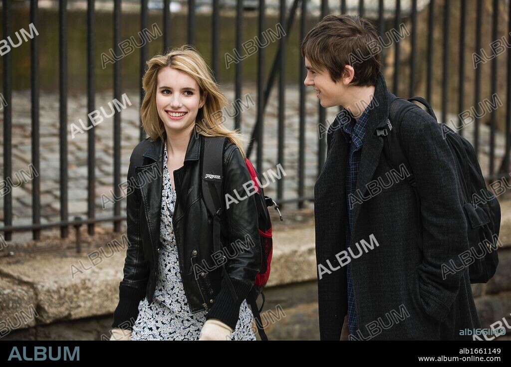 EMMA ROBERTS y FREDDIE HIGHMORE en EL ARTE DE PASAR DE TODO, 2011 (THE ART OF GETTING BY). Copyright ATLANTIC PICTURES.