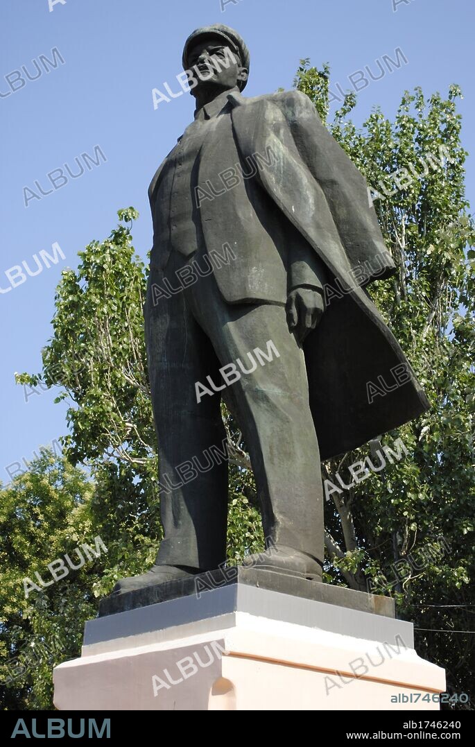 LENIN, seudónimo de Vladimir Il'ic Ul'janov (Simbirsk, actual Ul'janovsk,1870-Gorki,1924). Revolucionario y político soviético. Escultura en la ciudad de Feodosia o Teodosia. República Autónoma de Crimea. Ucrania. Europa Oriental.