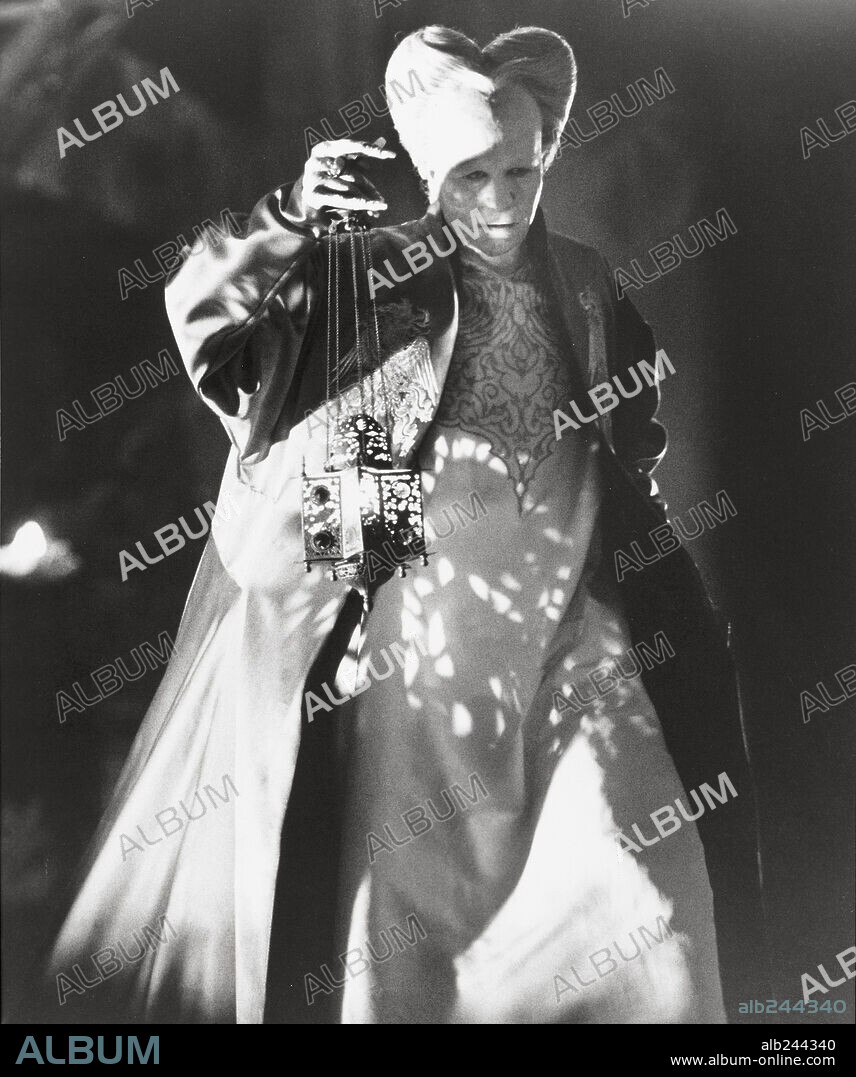 GARY OLDMAN in DRACULA, 1992, directed by FRANCIS FORD COPPOLA. Copyright COLUMBIA PICTURES.