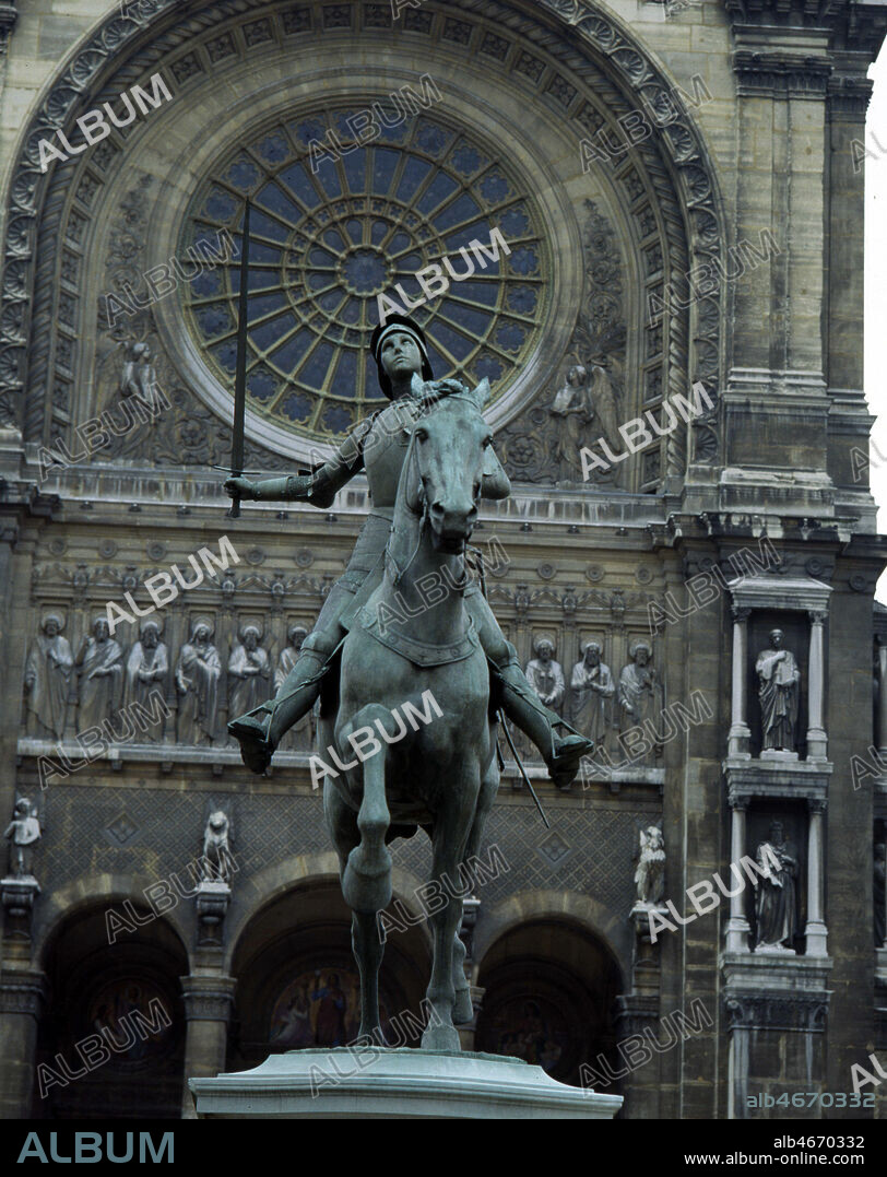 Statue de JEANNE D'ARC (1412-1431) realisee par FREMIET (1824-1910), place St Augustin (Paris 8e). Credit : JEAN VIGNE / KHARBINE-TAPABOR.
