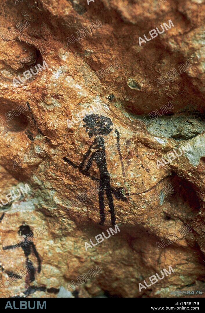 ARTE PREHISTORICO. MESOLITICO. ESPAÑA. PINTURAS RUPESTRES DE LA "SERRA DE LA PIETAT". Detalle de la figura conocida como el "BRUIXOT" (brujo), sabio de la tribu. (Abrigo I de Ermites) ULLDECONA. Comarca del Montsià. Provincia de Tarragona. Cataluña.