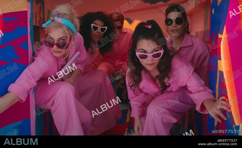 ALEXANDRA SHIPP, AMERICA FERRERA, ARIANA GREENBLATT y MARGOT ROBBIE en BARBIE, 2023, dirigida por GRETA GERWIG. Copyright WARNER BROS.