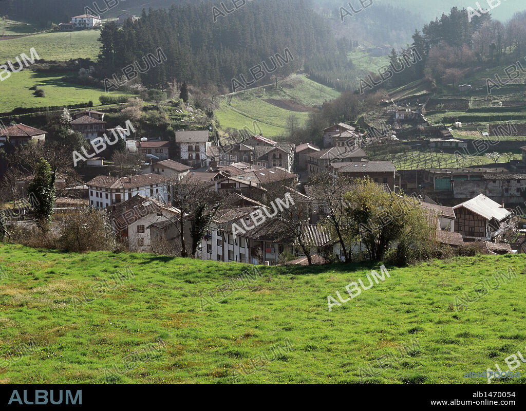PAIS VASCO. CEANURI (ZEANURI). Panorámica de la pequeña localidad. Valle de Arratia. Provincia de Vizcaya.