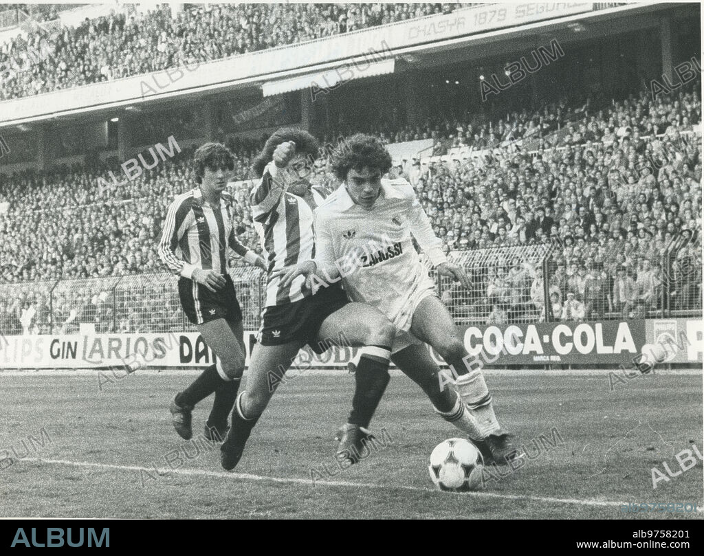Madrid, 03/02/1985. Partido de Liga jornada 23, disputado en el estadio Santiago Bernabéu, entre el Real Madrid y el Athletic Club de Bilbao, que terminó con el resultado de 2 a 2. En la imagen, Sanchís corta un balón.