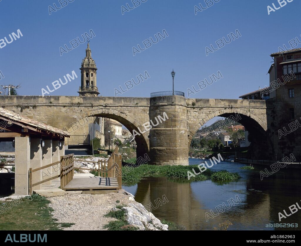LA RIOJA. CUZCURRITA DEL RIO TIRON. Vista del PUENTE de piedra sobre el cauce del RIO TIRON que une los dos márgenes de la localidad. Comarca de La Rioja Alta. España.