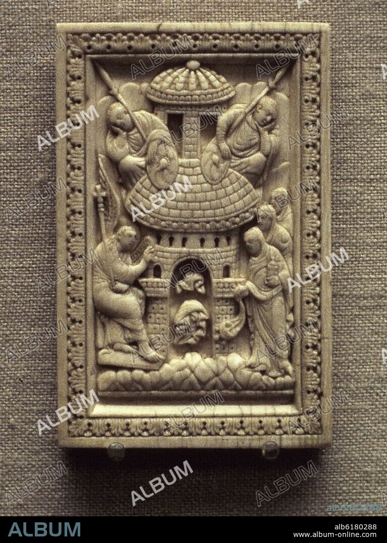 PLACA DE MARFIL BIZANTINA CON ESCENAS DE LA VIDA DE CRISTO - LAS MARIAS EN EL SEPULCRO - 900-950.
