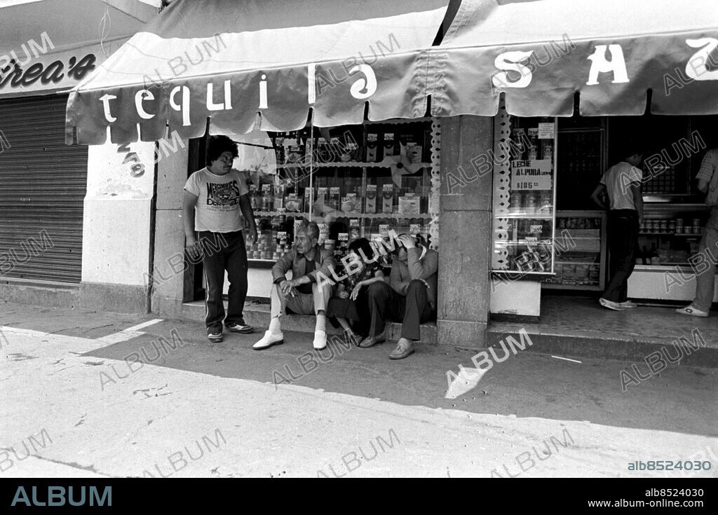 1986. Mexiko.. Fattiga, hemlösa, affär, tequila.. Foto: Lars Alexi / GP. ©Kamerareportage *** Local Caption *** . KAMERAREPORTAGE.