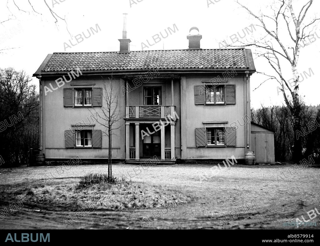 Arkiv 1930 . I villa Gröndal på Djurgården bodde den då mentalsjuke skalden Gustaf Fröding från början av 1900-talet till sin död 8 februari 1911 tillsammans med sin vårdare Signe Trotzig.. Swedish poet Gustaf Fröding lived in this villa at Djurgården in Stockholm the last year of his life.. Foto: TT / Kod 1900.