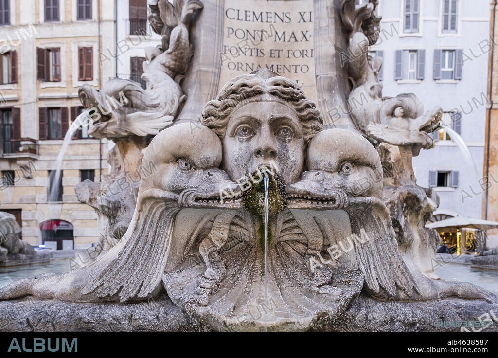 Dolphin fountain, designed by Giacomo della Porta in 1575 commissioned by Pope Gregory XIII Boncompagni, Piazza della Rotonda, Roma, Lazio, Italia.