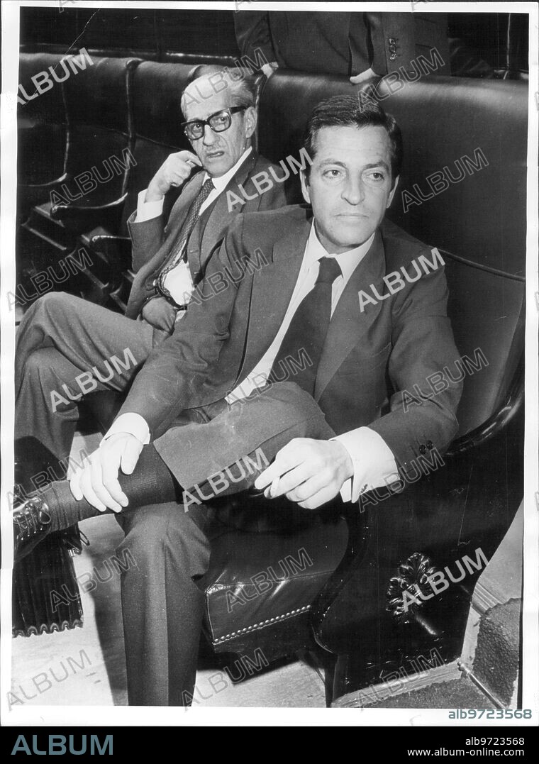 1980. Adolfo Suárez, with a cigarette in his hand, in his seat in the Congress of Deputies. Next to him, General Gutiérrez dented.
