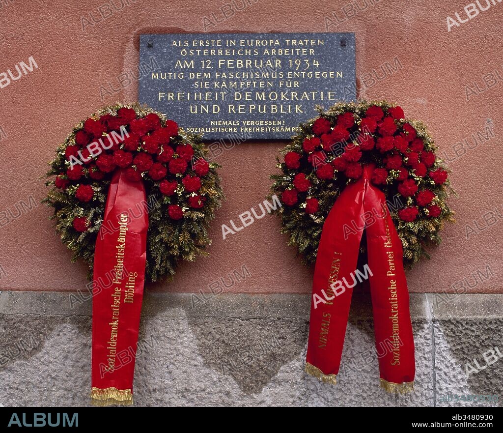 Austrian Civil War or February Uprising. Four days of skirmishes between socialists and the Austrian Army. 12-16 February, 1934. The building Karl Marx Holf, of Period "Red Vienna" (1918-1934) was a battlefield during the short-lived Austrian civil war. Commemorative plaque on the wall of the building: "the first to face fascism in Europe were the Austrian workers. They fought for freedom, democracy and republic. We never forget !. Socialists fighters for freedom". Vienna, Austria.