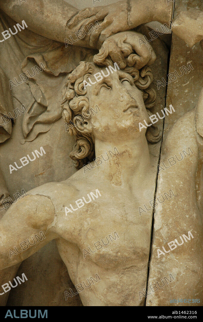 ARTE GRIEGO. PERIODO HELENISTICO. ASIA MENOR. ALTAR DE ZEUS O ALTAR DE PERGAMO. Construído por orden de Eumenes II Sóter entre 164 y 156 aC. Los relieves los realizaron artistas de la Escuela de Pérgamo. S. II aC. Detalle. Museo de Pérgamo. Berlín. Alemania.