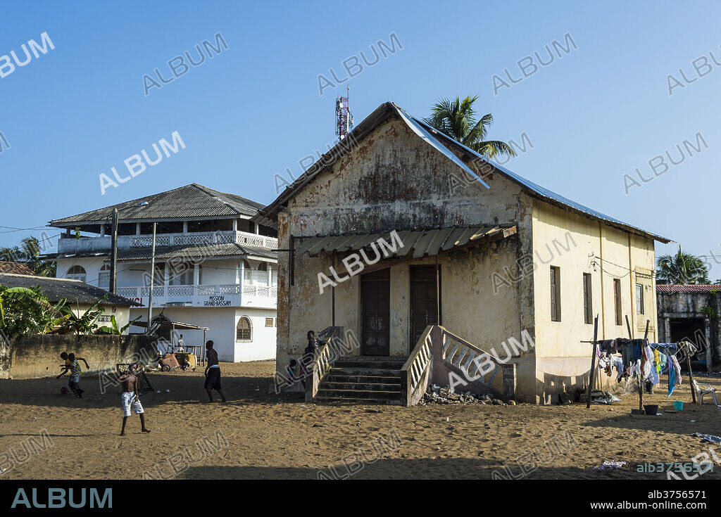 Old colonial house in Grand Bassam, UNESCO World Heritage Site, Ivory Coast, West Africa, Africa.