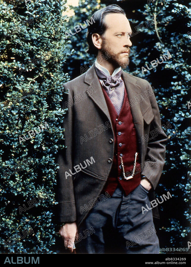 RICHARD E. GRANT in THE PORTRAIT OF A LADY, 1996, directed by JANE CAMPION. Copyright PROPAGANDA FILMS.