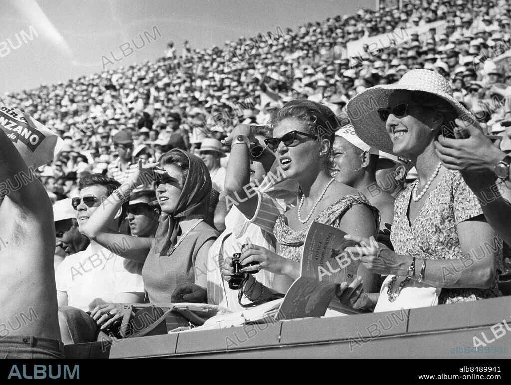 ROM 1960. Från vänster greve Bertil Bernadotte, prinsessorna Margaretha, Désirée och Birgitta samt hovdamen fru Nyblaeus under besöket på olympiaden i Rom.. Foto: Pressens Bild / TT / Kod: 194.