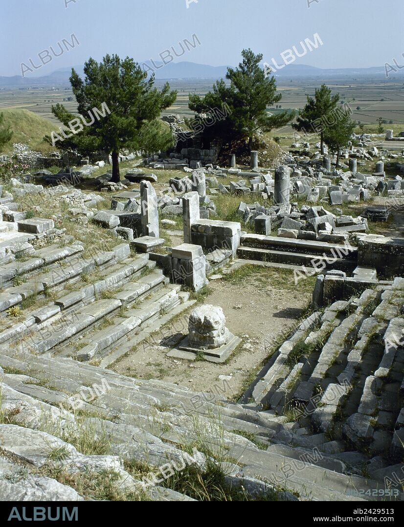 ASIA MENOR. PRIENE. Antigua ciudad griega. Vista general del BOULEUTERION (senado). Pequeño edificio cuadrangular dotado de gradas en tres de sus lados, con capacidad para 640 personas, que se utilizaba para reuniones del consejo de la ciudad. Fechado en el siglo II a. C. En el centro, un ALTAR. TURQUIA.