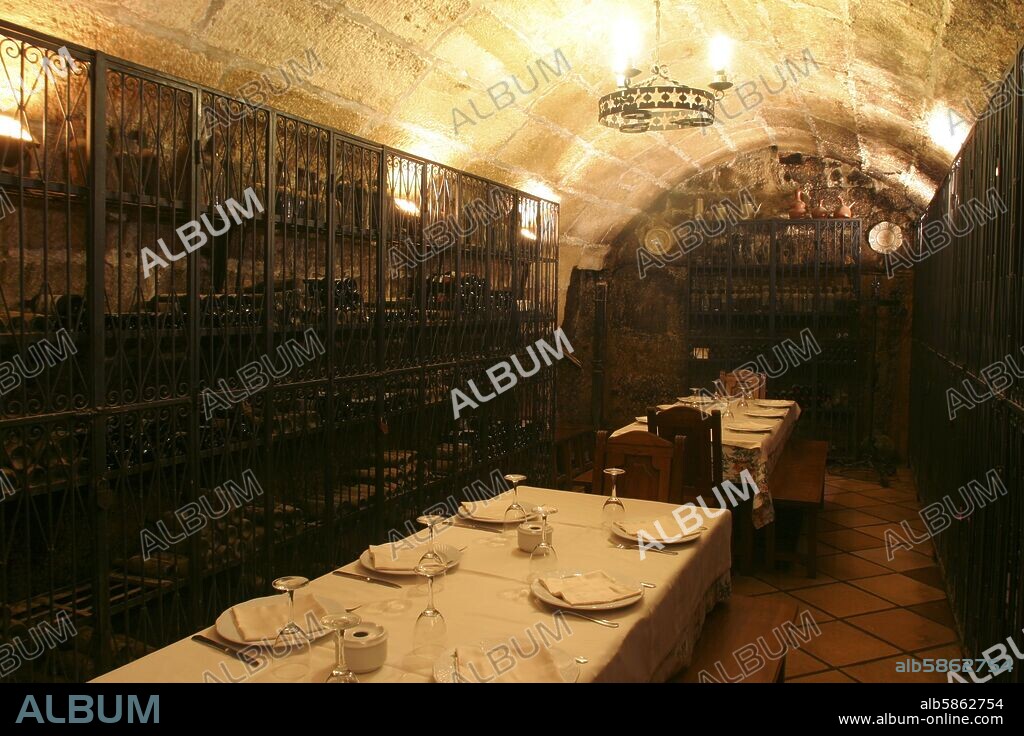 Haro: Restaurante Mesón "Atauri"; comedor /bodega.
