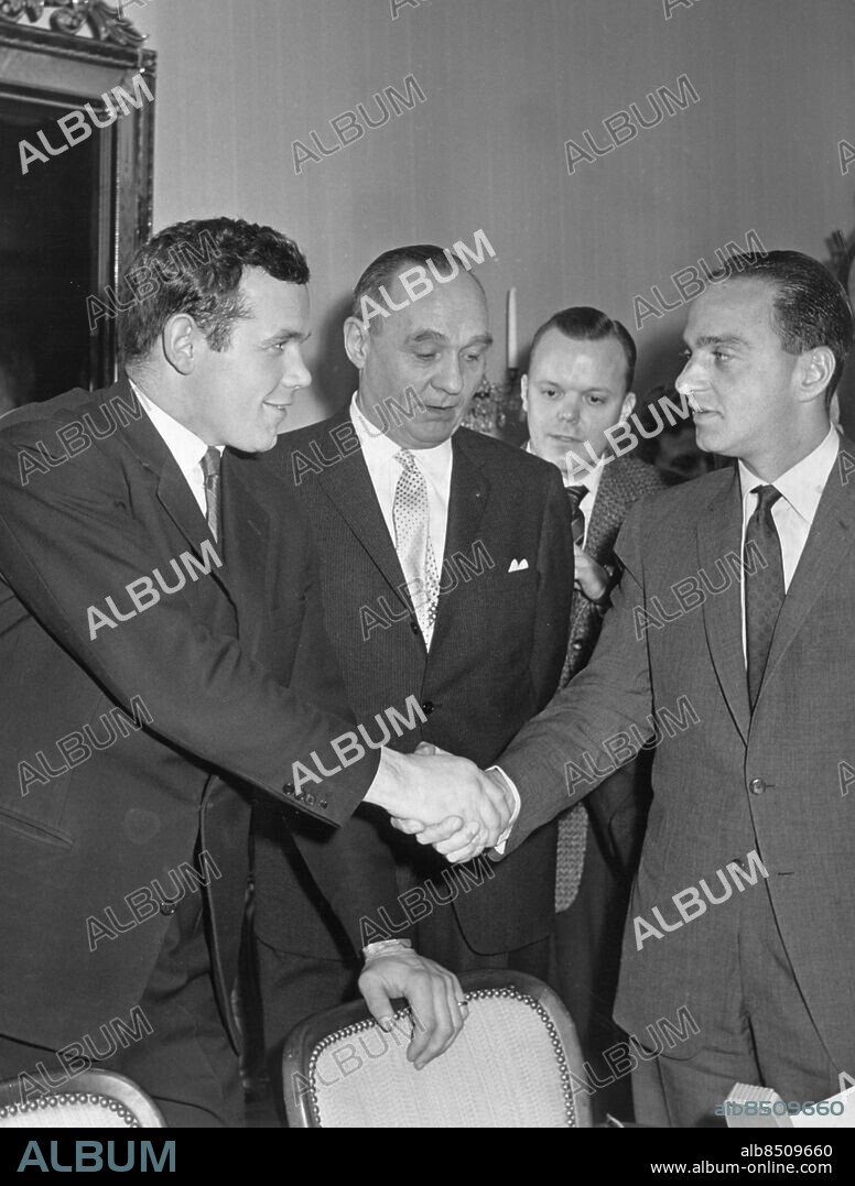 Orig. bildtext... U.S. delegation in Sweden for World Championship discussions Ingo-Floyd P. Stockholm, Dec. 29th, 1959. A delegation from U.S.A. has been in Stockholm to discuss the eventual retour match between Ingemar Johansson, swedish heavy weight world champion and Floyd Pattersson to take place in New York during summer 1960. O.ph.shs: Ingemar Johansson (L) shakes hands with Roy Cohn, the New York lawyer, representant of the few promotor group for the eventual fight. Between them is Edwin Ahlqvist, Johansson's Swedish manager. Orig. bildtext... VM FÖRHANDLINGAR I SALTSJÖBADEN. en sex man stark delegation från USA har kommit över till Sverige för att diskutera VM planer med Ingemar Johansson och Edwin Ahlqvist. På måndagen möttes parterna i Saltsjöbaden. -På bilden skakar Ingemar Johansson hand med advokaten Roy Cohn. Mellan dem ses Edwin Ahlqvist. Anm. I Johansson, 1932-, boxare, professionell världsmästare i tungvikt 1959-1960. Handslag Profiler persons: ROY COHN;EDWIN AHLQVIST;INGEMAR JOHANSSON sites: USA*;GÖTEBORG*;SVERIGE;STOCKHOLM.
