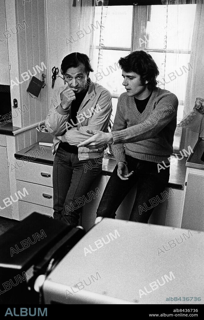 ARKIV ÖDENÄS 197104. Jackie Söderman (t.v.), regissör, koreograf och teaterchef, och Lars Green, skådespelare, i samband med inspelningen av TV-serien "Hem till byn" av Bengt Bratt som började sändas 1971. Foto: Bo-Aje Mellin / SVT / Kod: 5600 RiR sv/v 20131 Mapp: Söderman Jackie Regissörer Inspelningar persons: JACKIE SÖDERMAN;JEAN LUDVIG SÖDERMAN;LARS GREEN sites: SVERIGE;ÖDENÄS PhotoDate:1971-04-??.