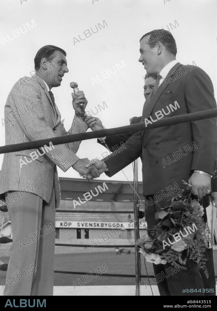 Orig. bildtext... GBG 4 7 59 Ingemar gratuleras av Martin Ljung på Ullevi. Anm. I Johansson, 1932-, boxare, professionell världsmästare i tungvikt 1959-1960. Handslag Hyllningar Gratulationer Originalet spegelvänt persons: MARTIN LJUNG;INGEMAR JOHANSSON sites: SVERIGE;GÖTEBORG.