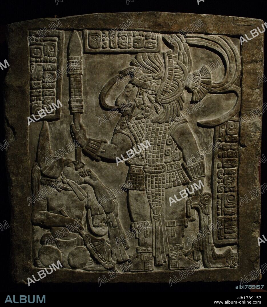 ARTE MAYA. PERIODO CLASICO TARDIO (600-900 d. C.). DINTEL 16 DE YAXCHILAN (755-750 d. C.). Relieve de piedra caliza. Forma parte del grupo de tres relieves encargados por PAJARO JAGUAR IV y que decoraban la sala central de la ESTRUCTURA 21. Representación de PAJARO JAGUAR PORTANDO UNA LANZA ANTE UN PRISIONERO SENTADO A SUS PIES. Yaxchilán. Estado de Chiapas. México. Museo Británico. Londres. Inglaterra. Reino Unido.