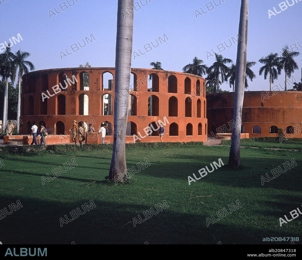 MAHARAGA SAWAI JAI SINGH (1681-1743) JAI SINGH II. OBSERVATORIO ASTRONOMICO DE JANTAR MANTAR- S XVIII -ENTRE PARLAMENT STREET Y CONNAUGHT CIRCUS.