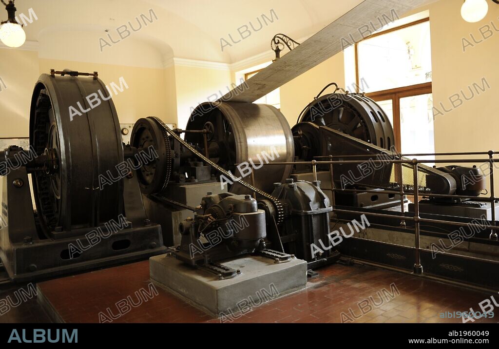 Maquina de vapor " Regina Margherita". Planta instalada en el taller de seda Egidio y Pio Gavazzi en Desio, Italia. Suministraba la energía eléctrica para la iluminación y para el funcionamiento de 1.800 telares. Diseñada por en el Politécnico de Milán. Combinación de un motor de vapor de la Compañía Franco Tosi de Legnano y alternadores de la empresa Brown Boveri. La planta se inauguró en el 1895. En 1954, la planta fue puesta fuera de servicio y en 1958 Franco Gavazzi la donó al museo. Museo Nacional de la Ciencia y la Tecnología Leonardo Da Vinci. Milán. Italia.