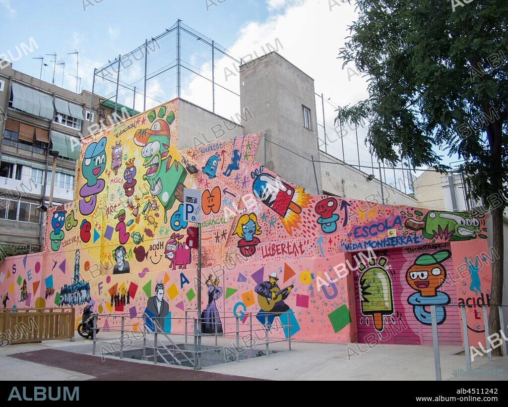 Gran mural con distintos estilos de diferentes graffiteros, sobre fondo rosa, graffiti mural, barrio villa de gracia, Distrito de Gracia, Barcelona en 2016.
