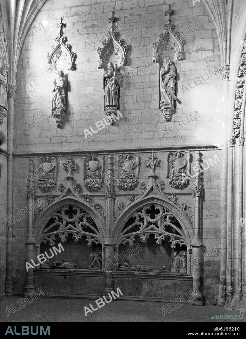 SEPULCROS DE FERNAN LOPEZ DE SALDAÑA Y DE SU ESPOSA ELVIRA DE ACEVEDO - SIGLO XV - GOTICO FLAMIGERO - FOTOGRAFIA EN BLANCO Y NEGRO - AÑOS.