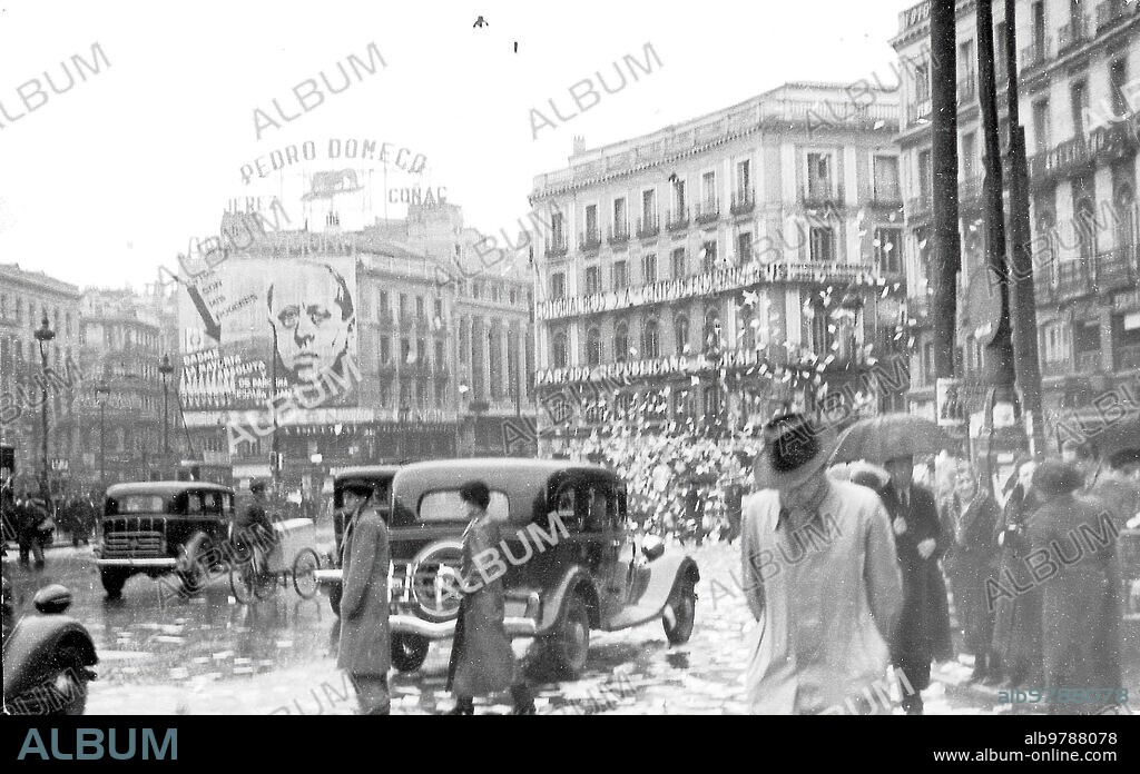Madrid, 14/02/1936. Propaganda electoral en laPuerta del Sol. El famosos cartelñ de la CEDA, con la cara de José María Gil Robles y su lema: Estos son mis poderes.