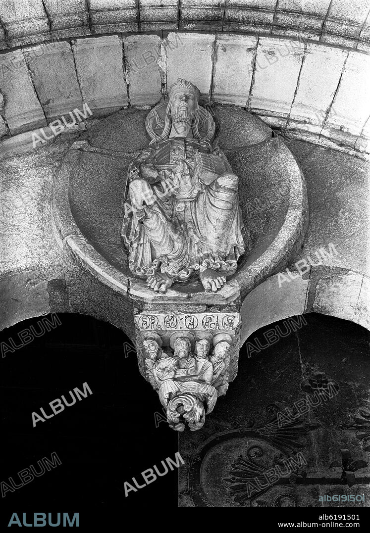 CRISTO MAJESTAD SOBRE UN CAPITEL PINJANTE CON LA ULTIMA CENA EN EL TIMPANO DE LA PORTADA NORTE DE LA CATEDRAL DE LUGO - SIGLO XII - RO.