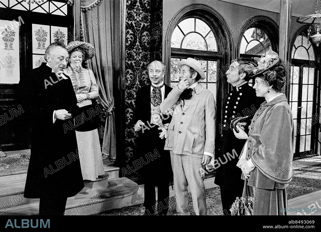 1971-04-28.. SÖNDAGSPROMENADEN. TV-pjäs av Lars Forssell i regi av Olof Thunberg.. Sänt första gången 1971-05-23.. Här ses från vänster skådespelarna Ulf Johanson, som kyrkoherde Ragnar Ruriksson, Irma Christenson, som Elsa, Willy Peters, som hovjägare Tran, Georg Rydeberg, som specerihandlare Justus Coriander, Nils Eklund, som polismästare Ploog och Mona Andersson, som fru Tran.. Foto: Bo-Aje Mellin / RiR / SVT / Kod: 5600. Reportage publ. i RiR 22/71 sid. 8-9.. RiR 20137 sv/v neg.