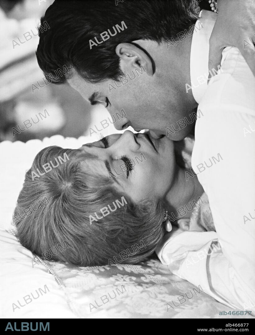 VIVIEN LEIGH and WARREN BEATTY in THE ROMAN SPRING OF MRS. STONE, 1961, directed by JOSE QUINTERO. Copyright WARNER BROS/SEVEN ARTS.